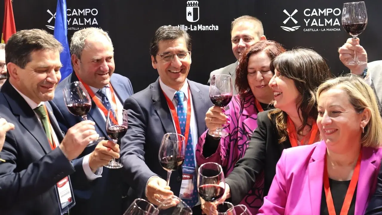 Autoridades brindan tras la inauguración de la Feria Nacional del Vino (Fenavin) que se celebra estos días en Ciudad Real