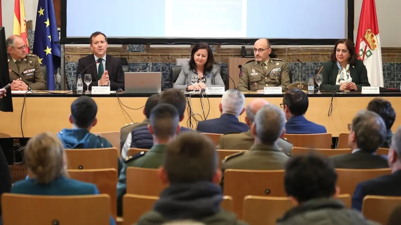 La UCLM exhibe alianza con la Academia de Infantería conmemorando sus 175 años