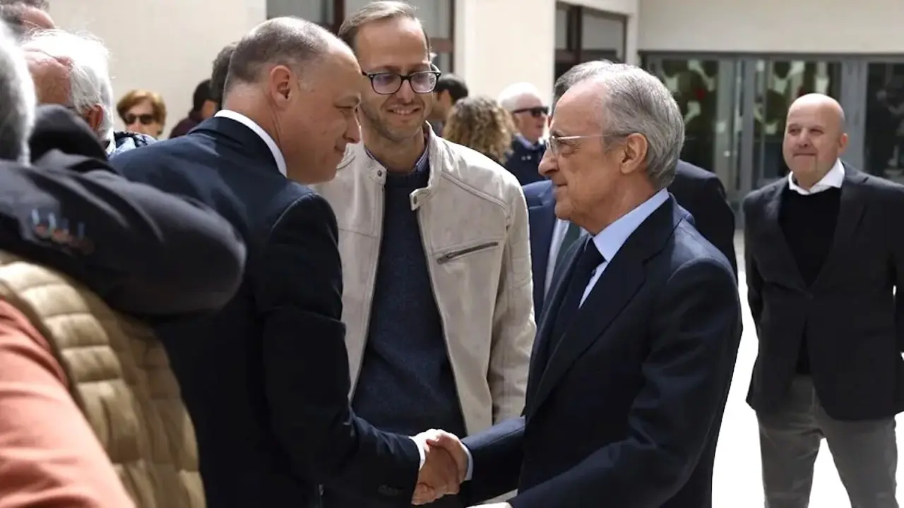 El presidente del Real Madrid, Florentino Pérez (d) conversa con los hijos de José Ángel de la Casa a su llegada este martes a la capilla ardiente - EFE/Juan Carlos Hidalgo