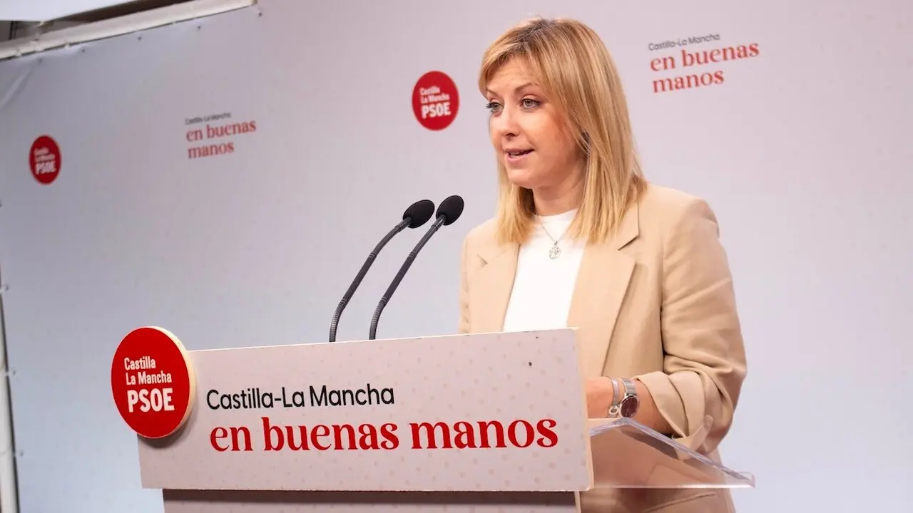 La portavoz del PSOE en las Cortes de Castilla-La Mancha, Ana Isabel Abengózar, durante la rueda de prensa que ha ofrecido en la sede de los socialistas en Toledo