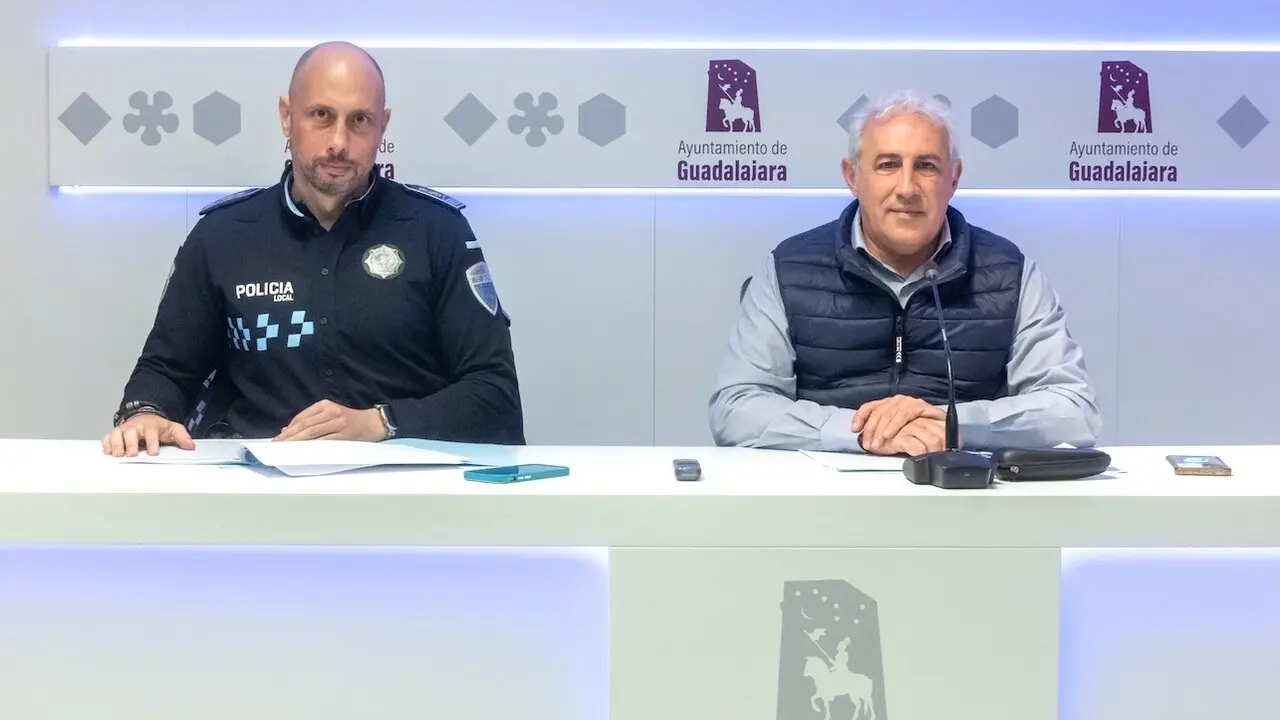 El concejal de Seguridad de Guadalajara, Chema Antón, y el intendente jefe de la Policía Local, Víctor Castellano