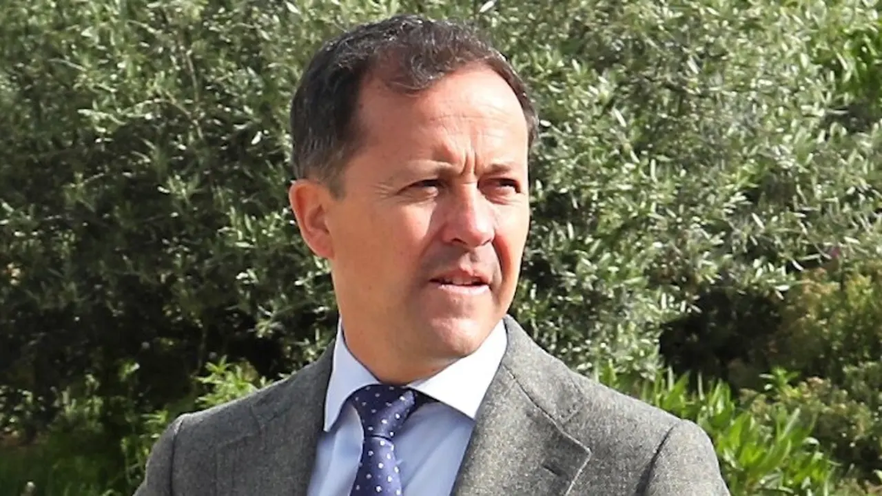 El alcalde de Toledo, Carlos Velázquez, atendiendo a los medios de comunicación este miércoles en Toledo