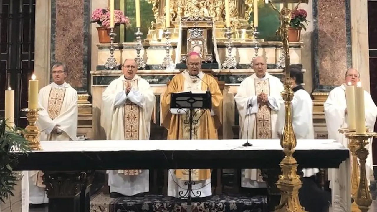 El arzobispo de Toledo, Francisco Cerro Chaves, preside la santa misa pro eligendo Romano Pontifice, en la capilla de la Virgen del Sagrario, de la Catedral Primada