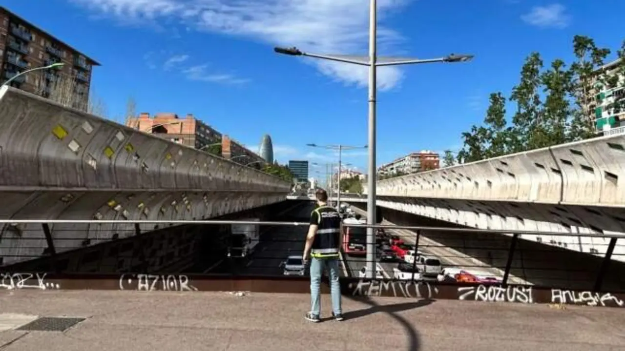 Salvada en el último segundo: un policía fuera de servicio evita la muerte de la joven