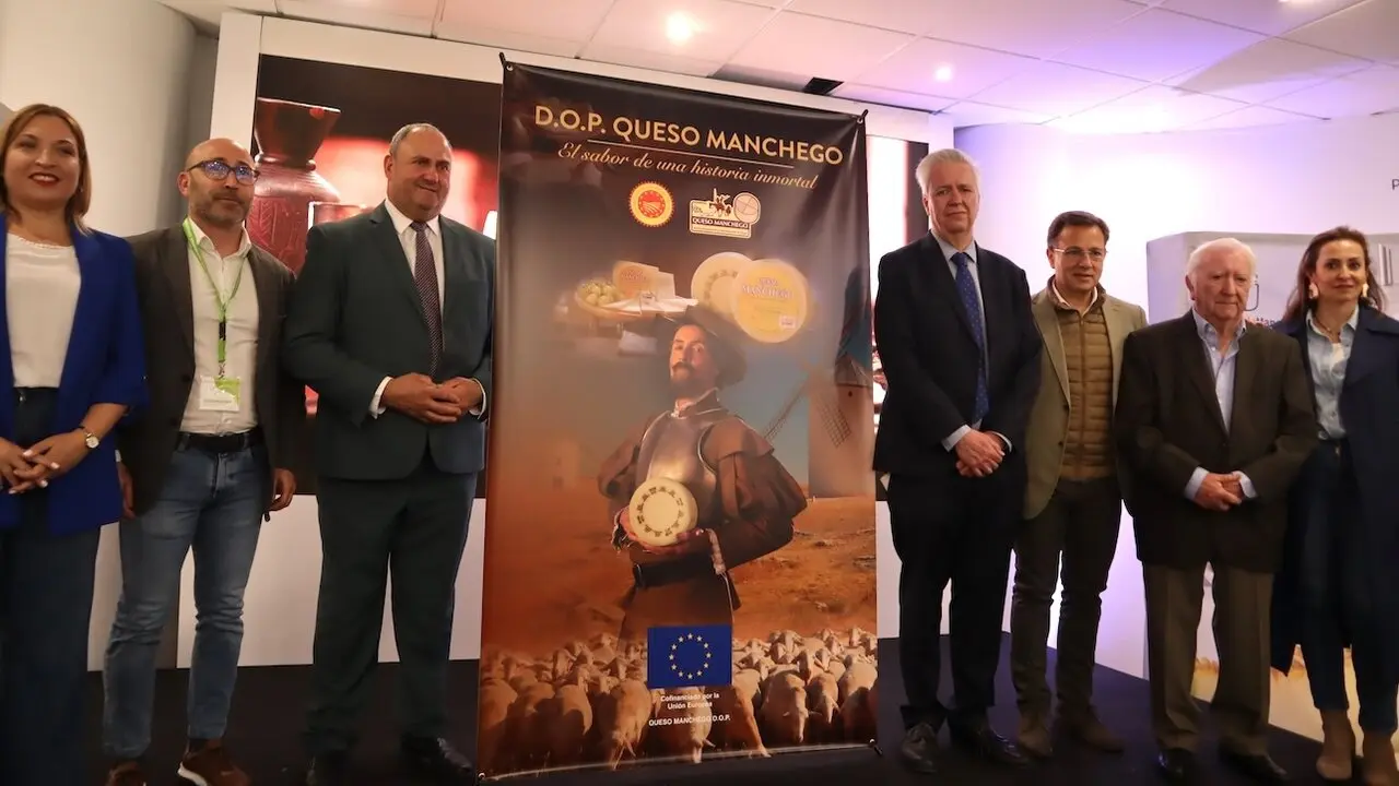 El consejero de Agricultura, Ganadería y Desarrollo Rural, Julián Martínez Lizán, ha presentado en Expovicaman la nueva campaña de promoción de la Denominación de Origen del Queso Manchego