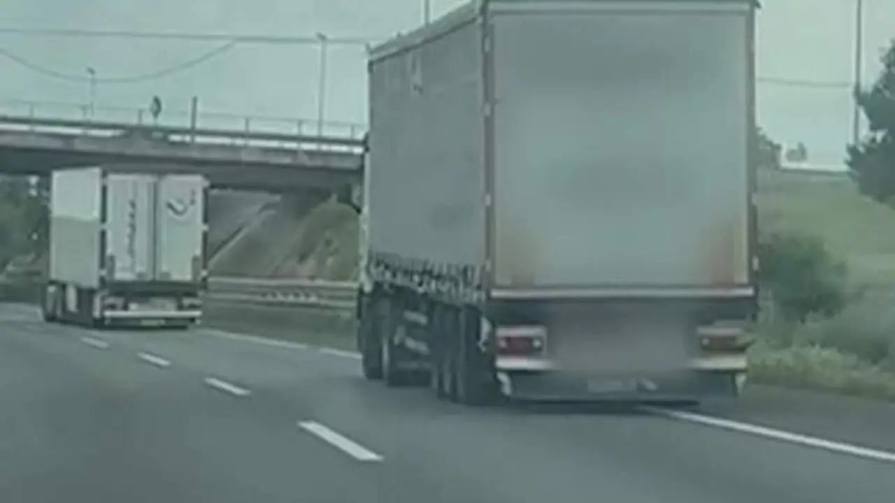 VIDEO. Un camionero ebrio conduce por el arcén de la vía y lo detienen en un bar