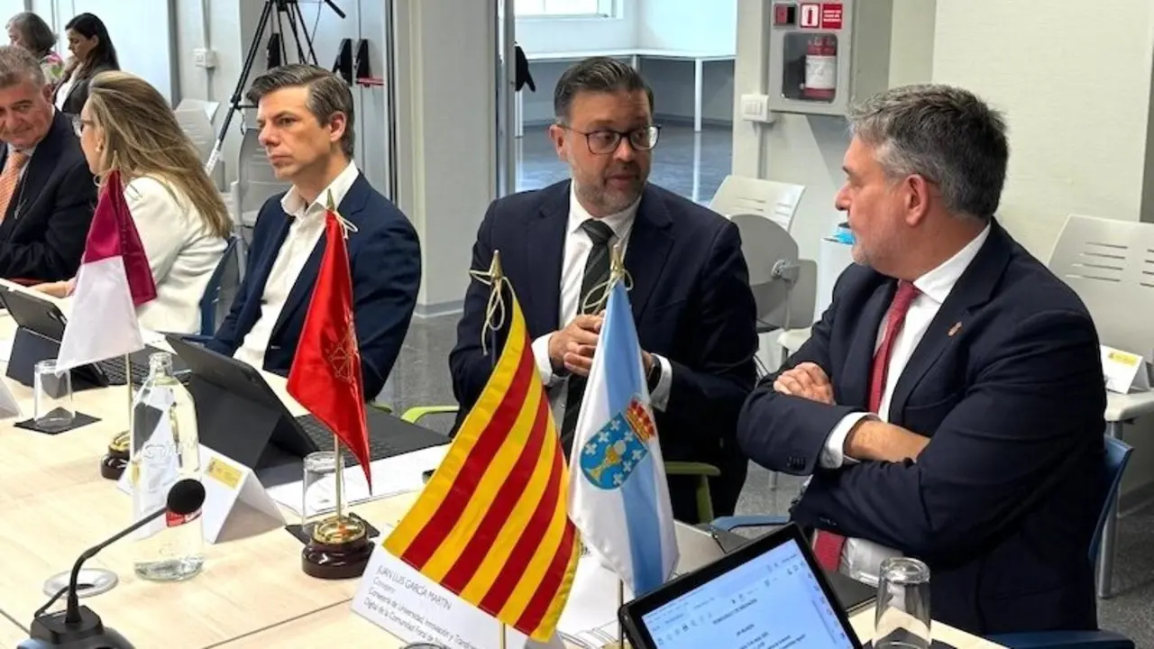 El consejero de Educación, Cultura y Deportes de Castilla-La Mancha, Amador Pastor (c), durante la Conferencia General de Política Universitaria