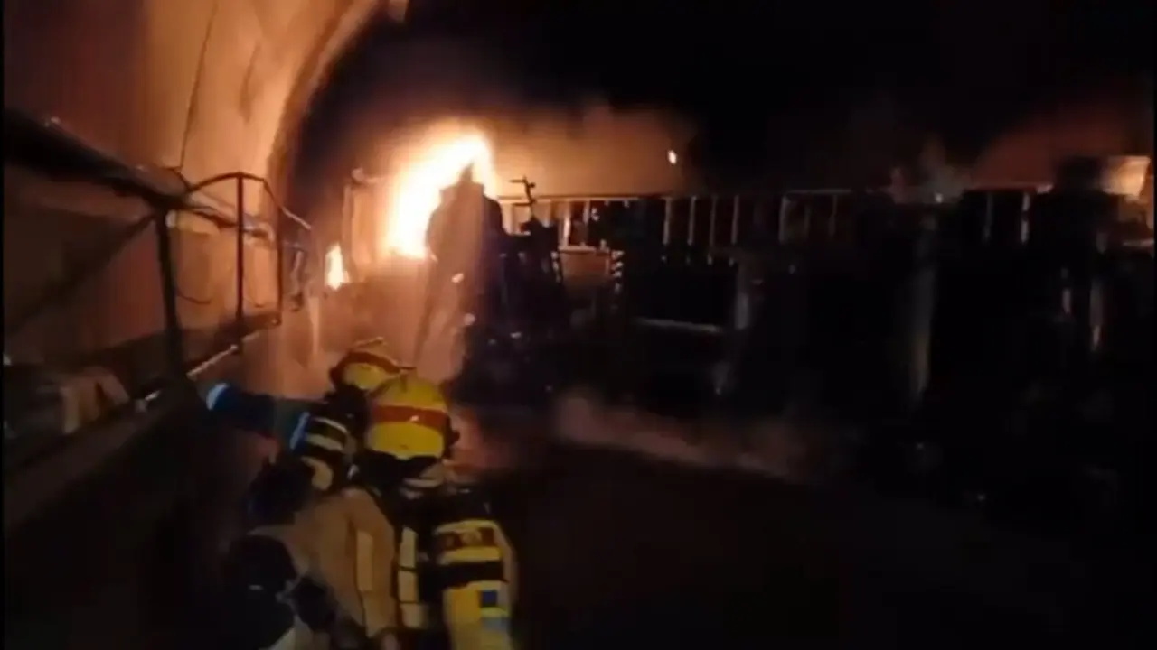 Muere un hombre tras volcar e incendiarse el camión que conducía en un túnel