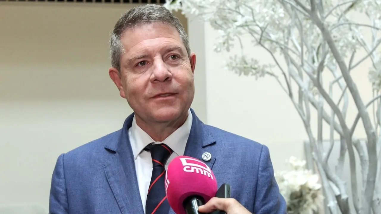 El presidente de Castilla-La Mancha, Emiliano García-Page, atendiendo a los medios de comunicación durante su viaje a Japón