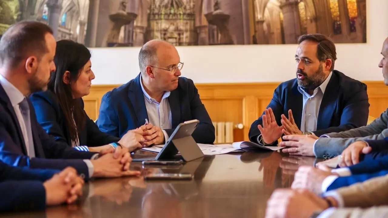 El portavoz del PP en el Congreso de los Diputados, Miguel Tellado, y el presidente del PP en Castilla-La Mancha, Paco Núñez, durante la reunión que han mantenido con los concejales del partido en el Ayuntamiento de Cuenca