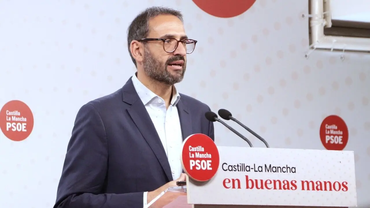 El secretario de Organización del PSOE de Castilla-La Mancha y diputado nacional, Sergio Gutiérrez, durante la rueda de prensa que ha ofrecido en la sede de los socialistas en Toledo