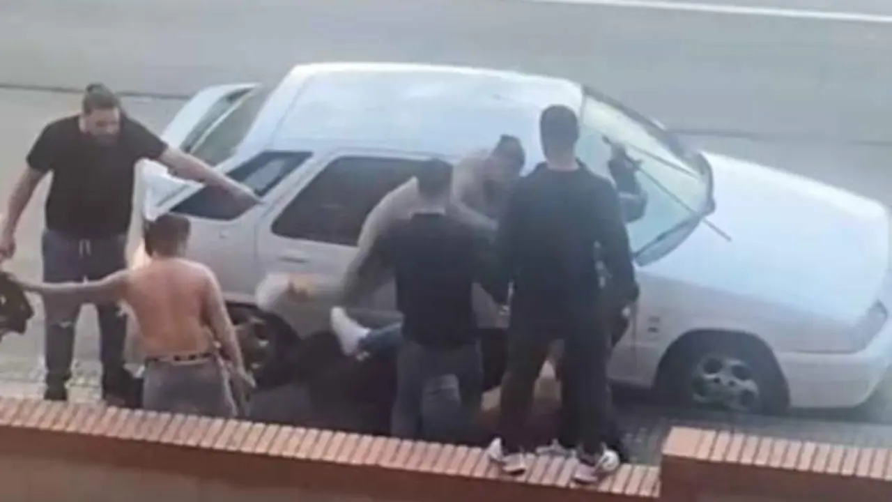 VIDEO. Batalla campal en plena calle con grupos peleándose armados con machetes