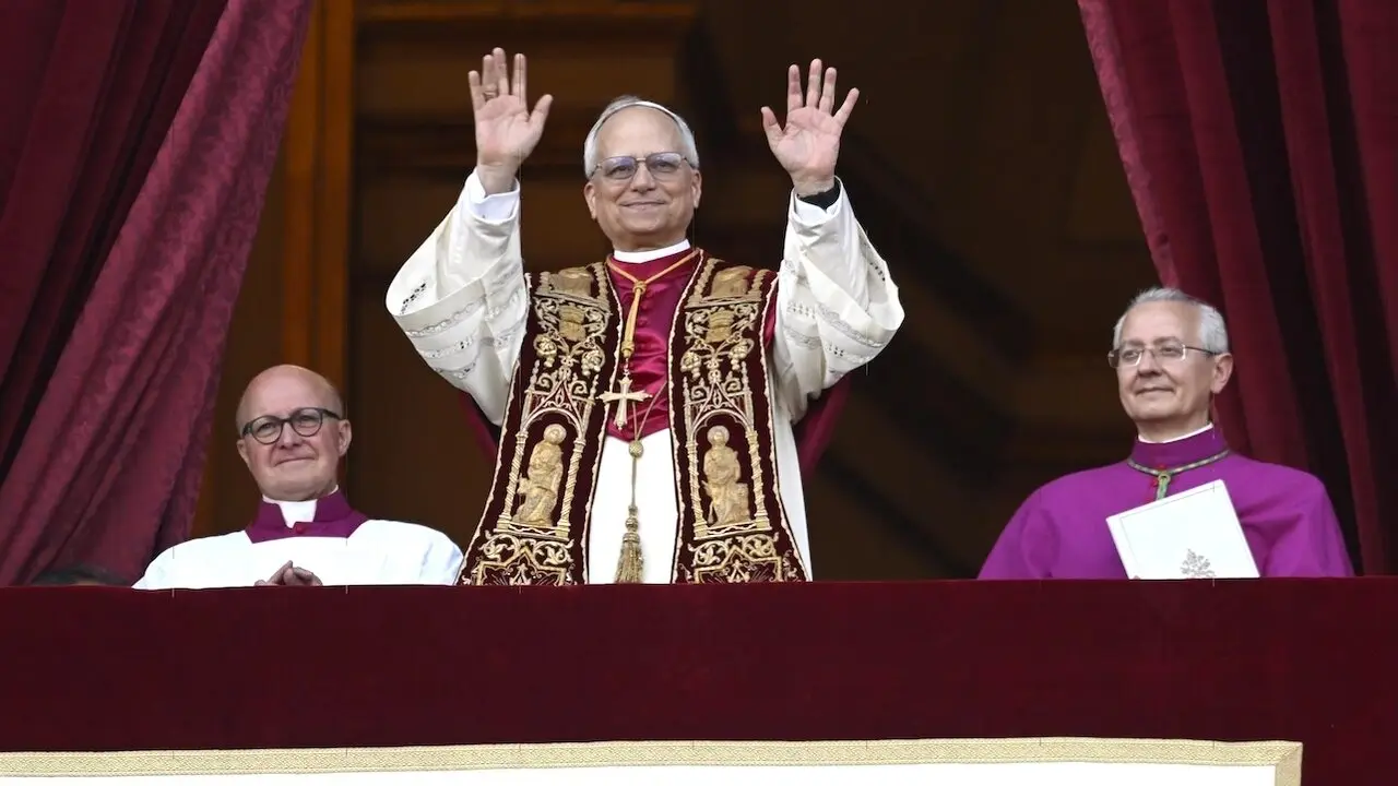 El cardenal Robert Prevost, Papa León XIV, el Papa número 267 de la historia, comparece ante sus fieles, en el balcón de la Basílica de San Pedro - Fotografía: Stefano Spaziani/EP