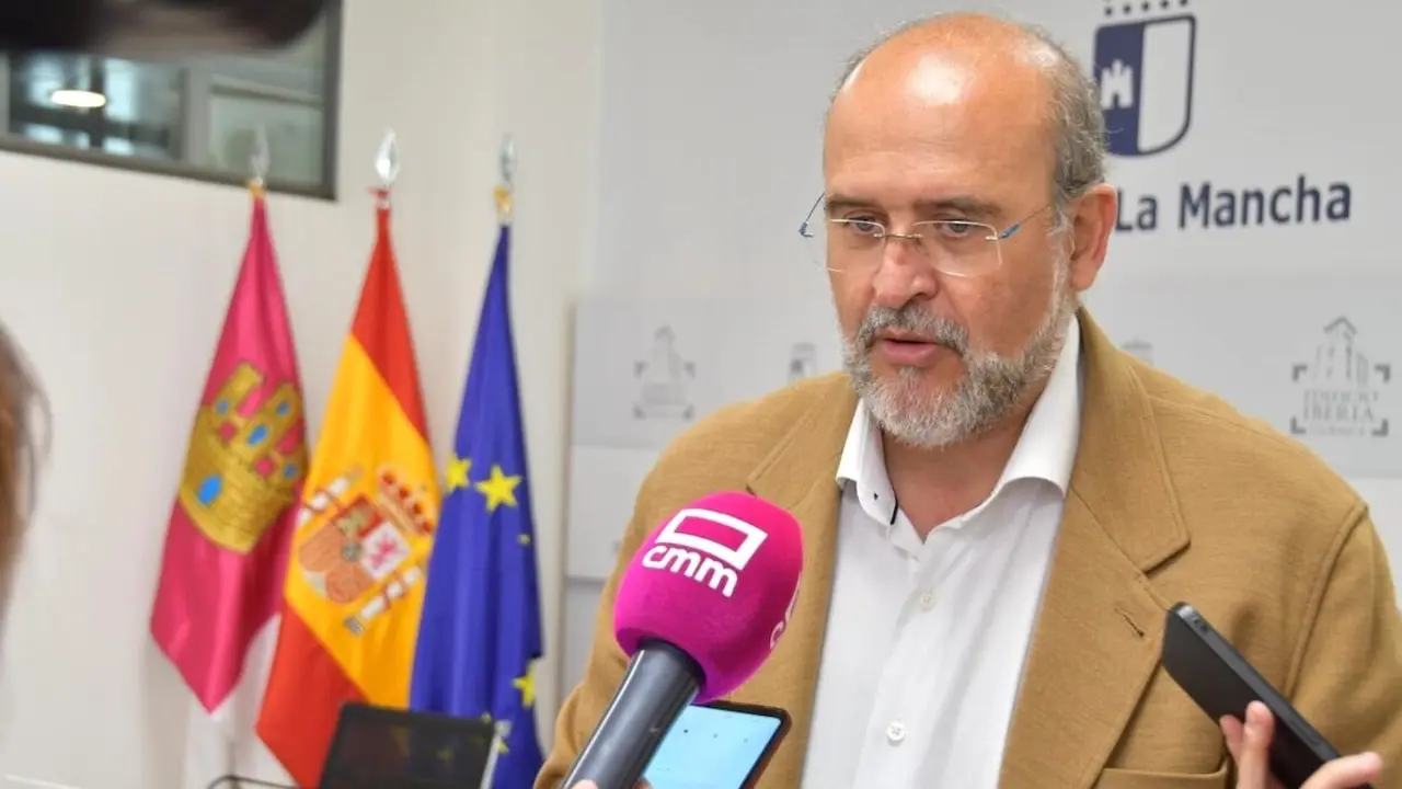 El vicepresidente primero del Gobierno de Castilla-La Mancha, José Luis Martínez Guijarro, atendiendo a los medios de comunicación este sábado en Cuenca