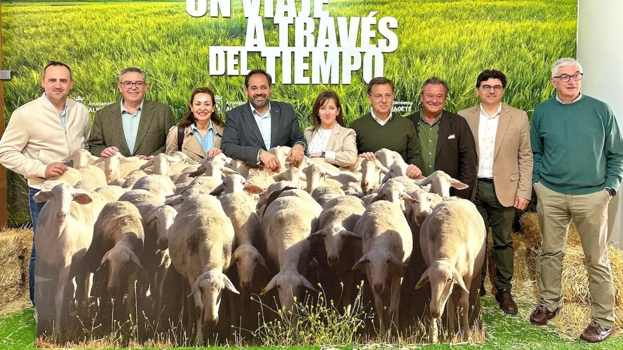 El presidente del PP de Castilla-La Mancha, Paco Núñez, durante su visita a la Feria Agrícola y Ganadera de Castilla-La Mancha (Expovicaman) en Albacete