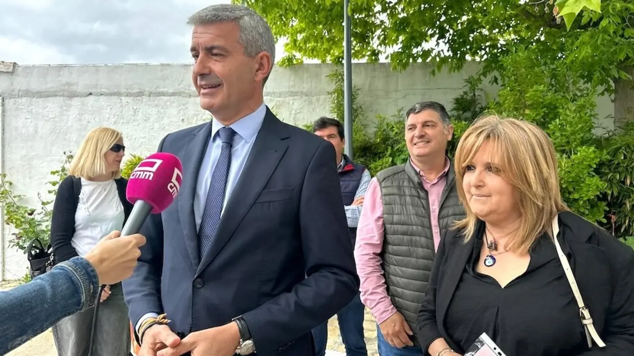 El secretario general del PSOE de Toledo, Álvaro Gutiérrez, atendiendo a los medios de comunicación este sábado en Portillo de Toledo