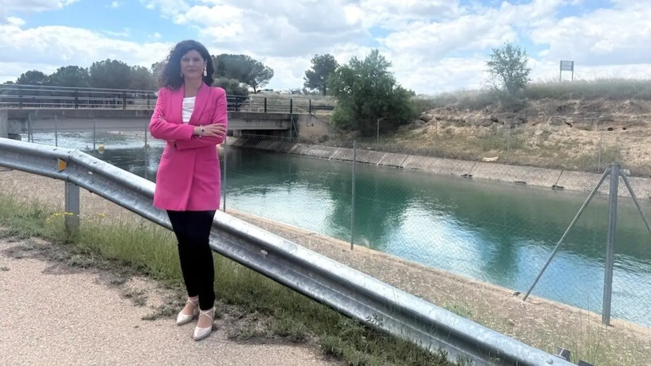 La vicesecretaria general y portavoz de la Ejecutiva Provincial del PSOE en Albacete, Josefina Navarrete, este domingo junto al canal del trasvase Tajo-Segura