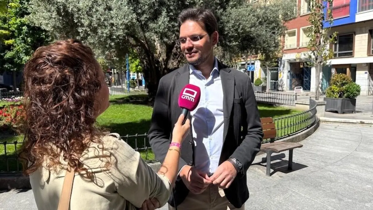 El viceportavoz parlamentario del PP de Castilla-La Mancha, Santiago Serrano, atendiendo a los medios de comunicación este domingo en Talavera de la Reina (Toledo)