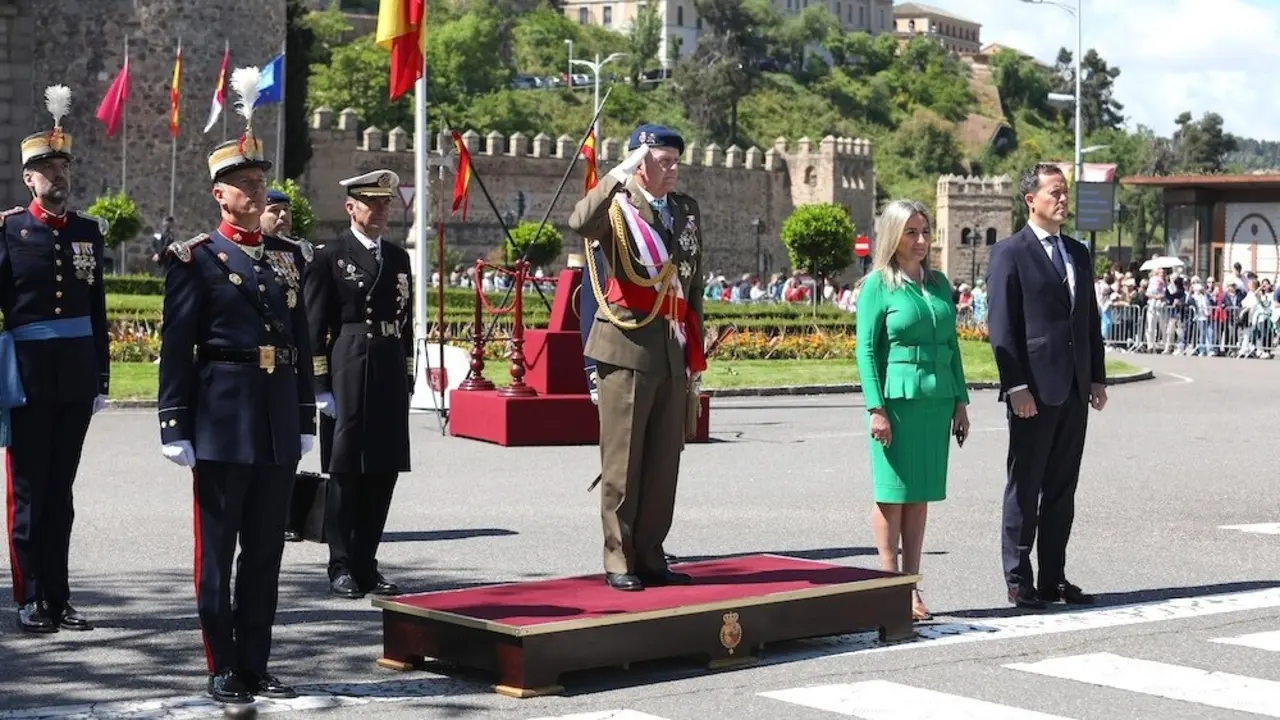 Más de 200 personas juran lealtad a la bandera en Toledo y despiden a la Guardia Real