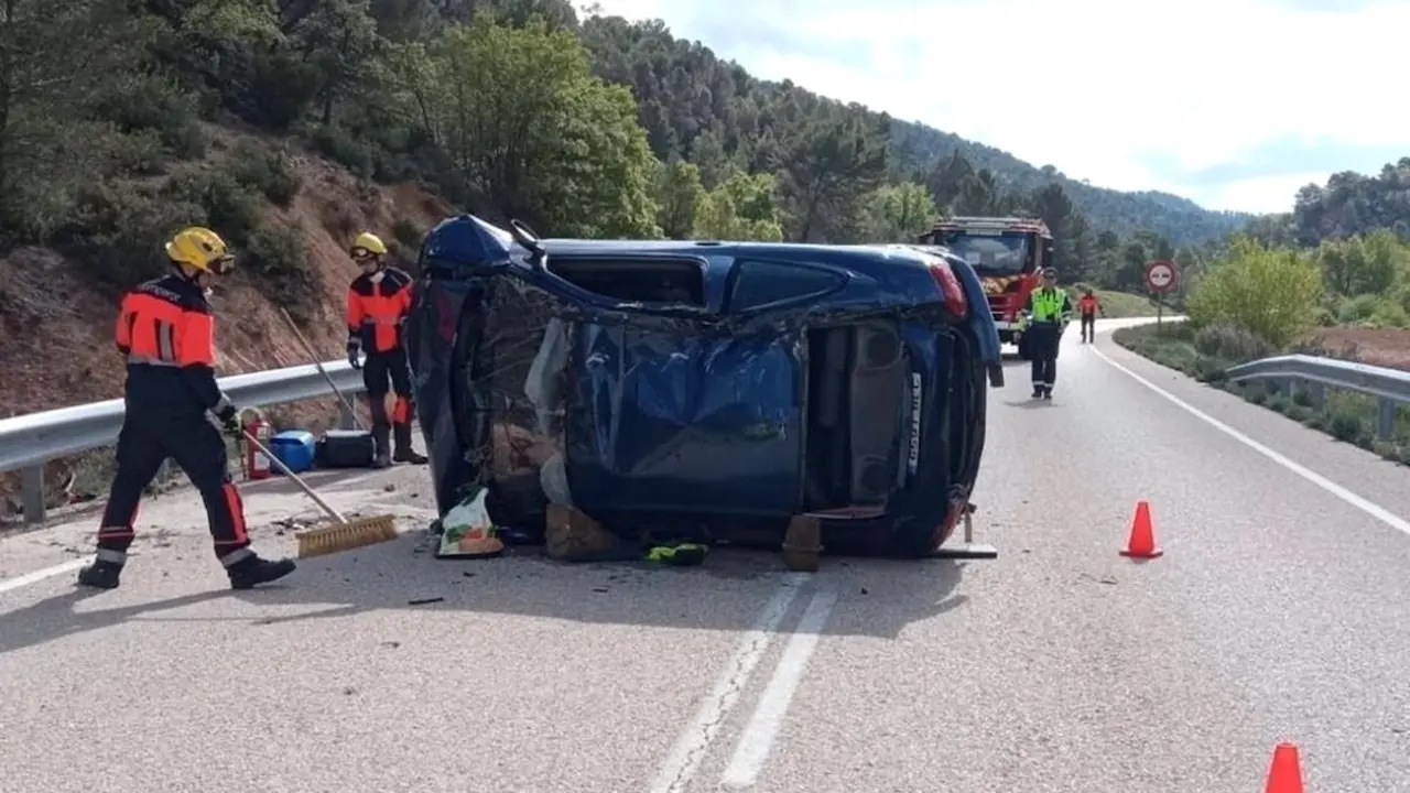 Trasladado al hospital un joven de 23 años tras salirse de vía y volcar su coche en Villarejo de la Peñuela (Cuenca), accidente de tráfico, choque, colisión, coche volcado, salida de vía
