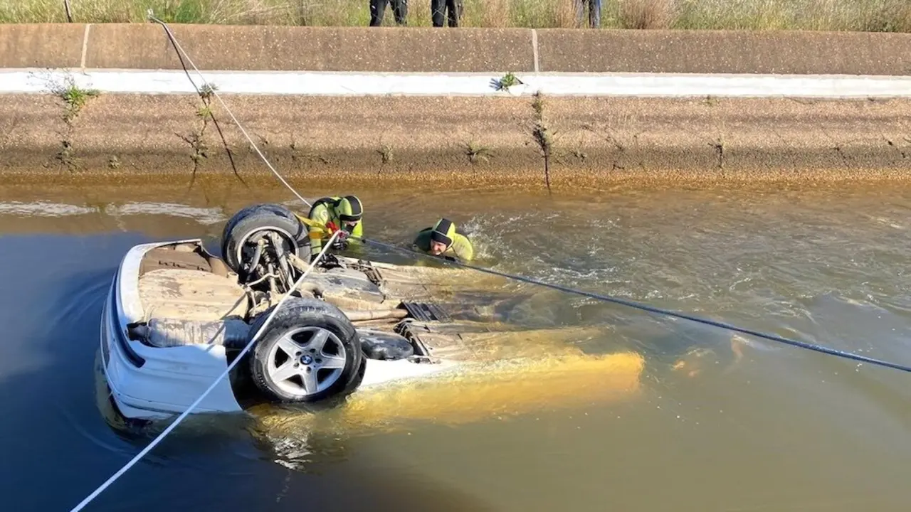 Encuentran tres personas fallecidas en el interior de un vehículo en un canal
