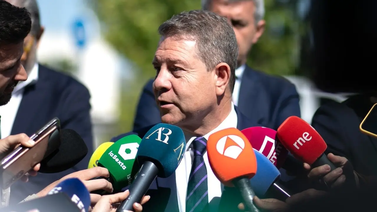 El presidente de Castilla-La Mancha, Emiliano García-Page, atendiendo a los medios de comunicación este lunes en Toledo