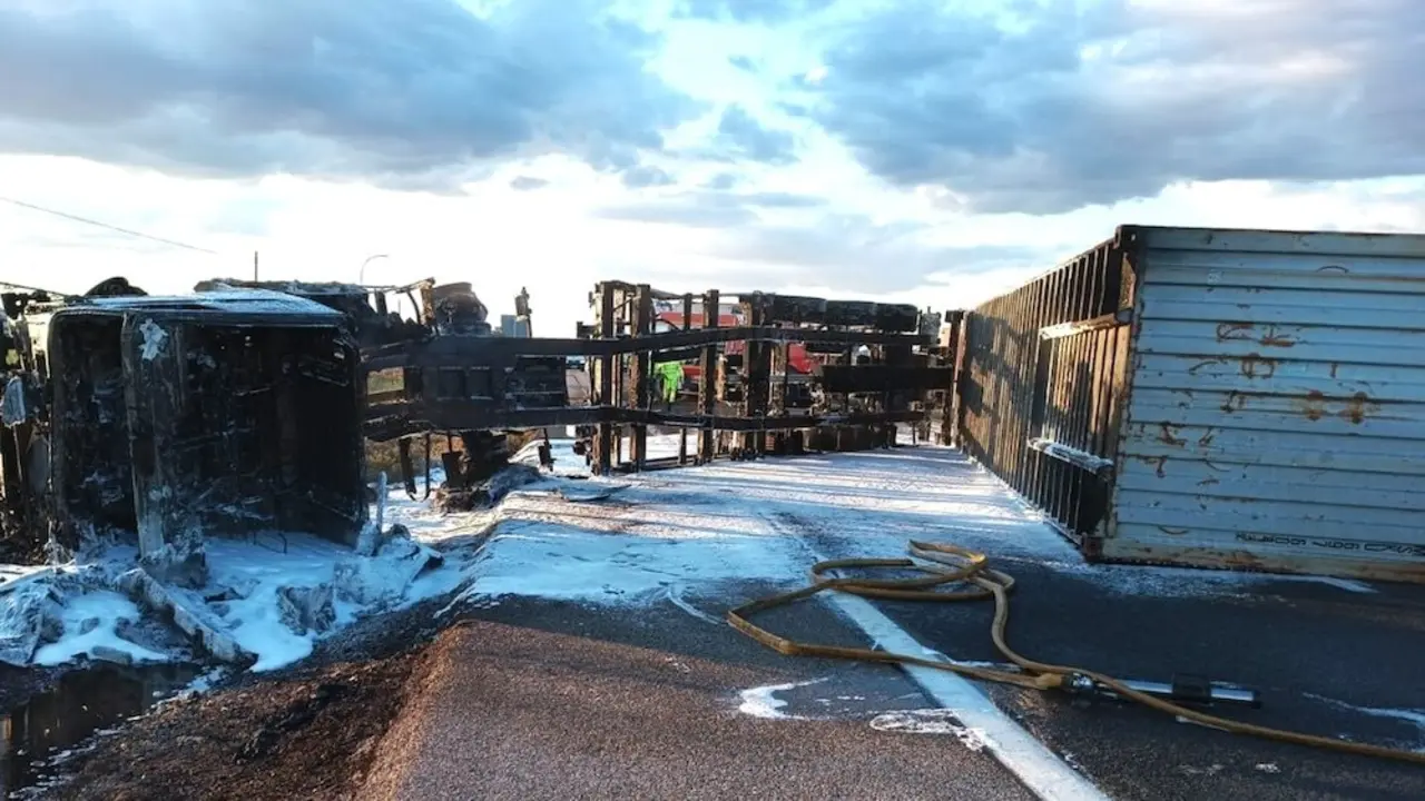 Muere un hombre al volcar y arder el camión que conducía en la A-4 en Herencia (Ciudad Real)