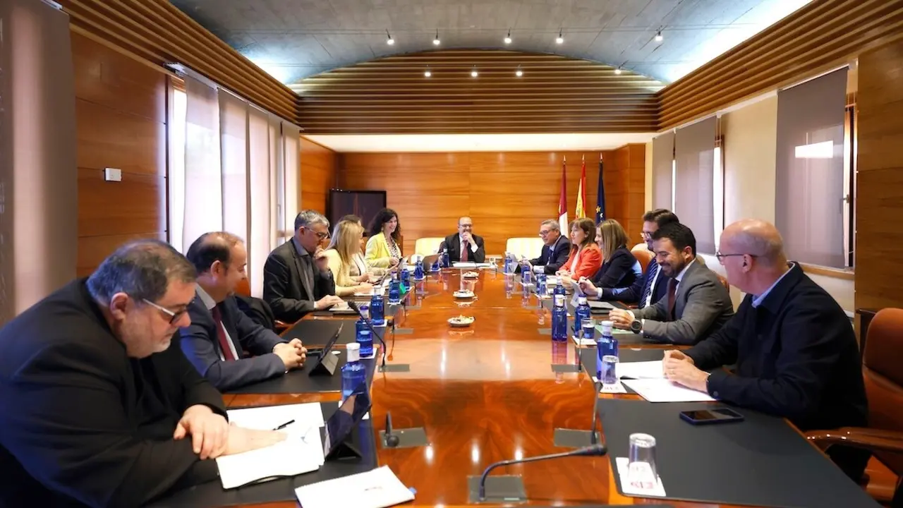 En la imagen un instante de la reunión de la Junta de Portavoces y Mesa de las Cortes de Castilla-La Mancha