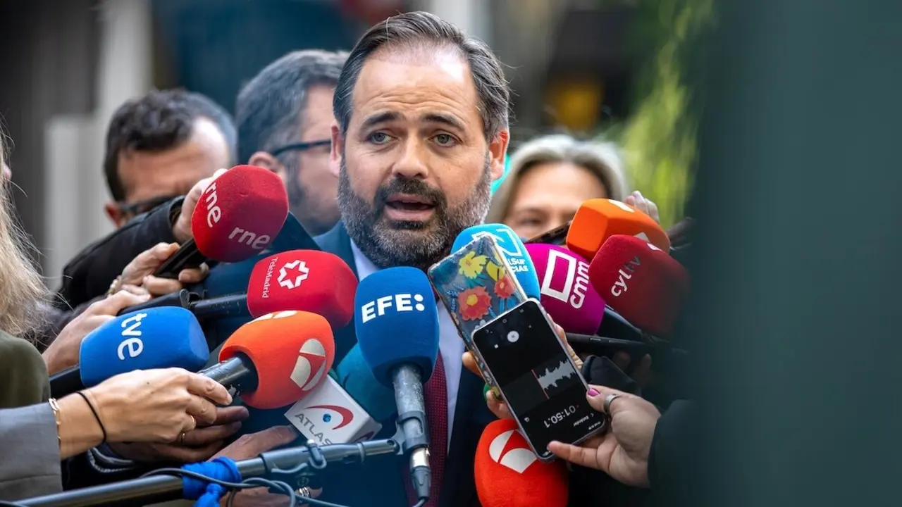 El presidente del PP de Castilla-La Mancha, Paco Núñez, atendiendo a los medios de comunicación este lunes antes de asistir al Comité Ejecutivo Nacional del partido en Génova