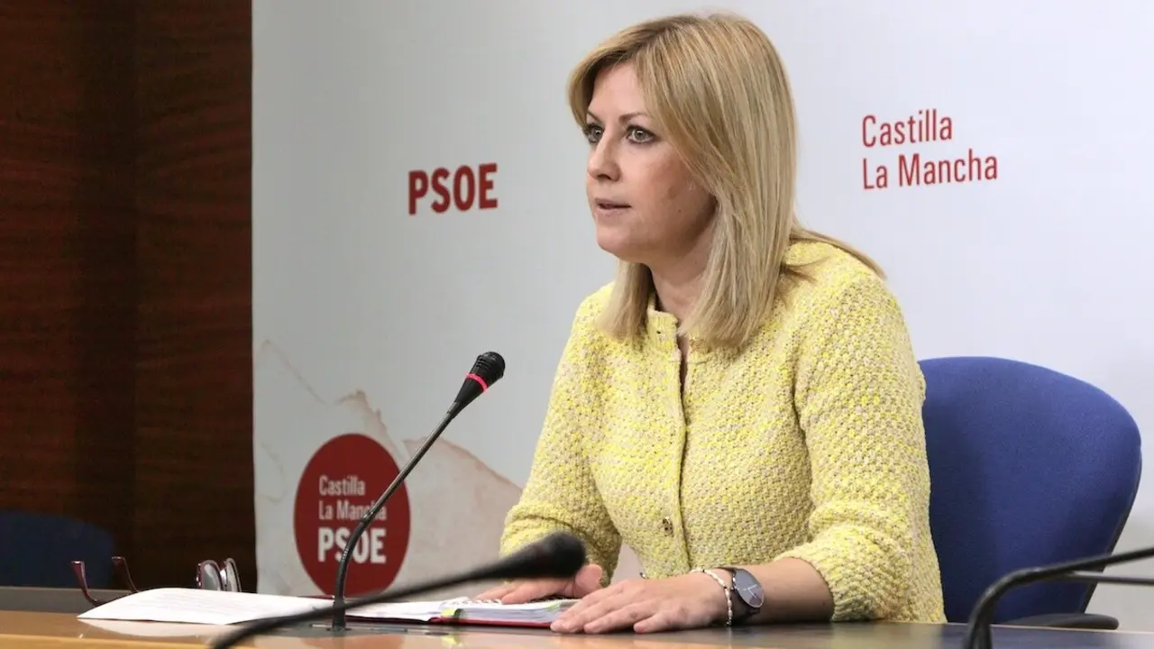 La portavoz del PSOE en las Cortes de Castilla-La Mancha, Ana Isabel Abengózar, durante la rueda de prensa que ha ofrecido en el Parlamento regional