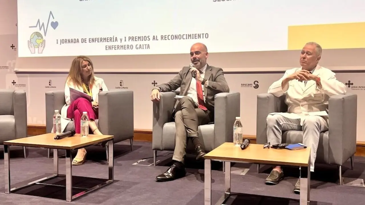 el director general de Recursos Humanos y Transformación del Sesca, Iñigo Cortázar, durante su intervención en las I Jornadas de Enfermería y Premios al Reconocimiento Enfermero celebradas en Talavera de la Reina (Toledo)