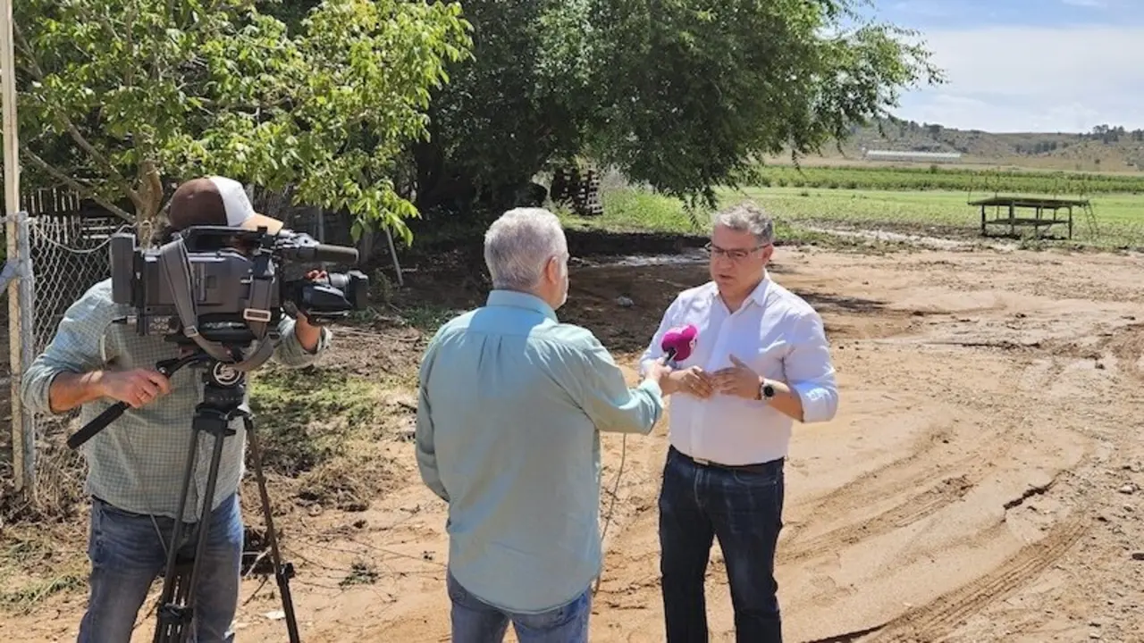 El alcalde de Hellín (Albacete), Manuel Serena, atendiendo a los medios