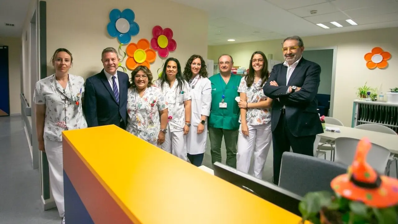 El presidente de Castilla-La Mancha, Emiliano García-Page, ha inaugurado los espacios decorados en la zona pediátrica del Hospital Universitario de Toledo por la Fundación Aladina