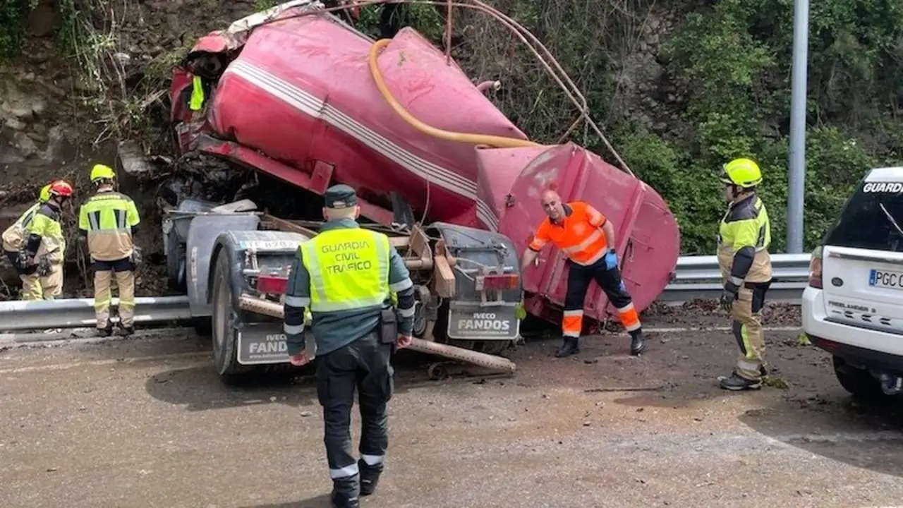 Muere un camionero tras salirse de la vía y chocar con un talud en la N-260