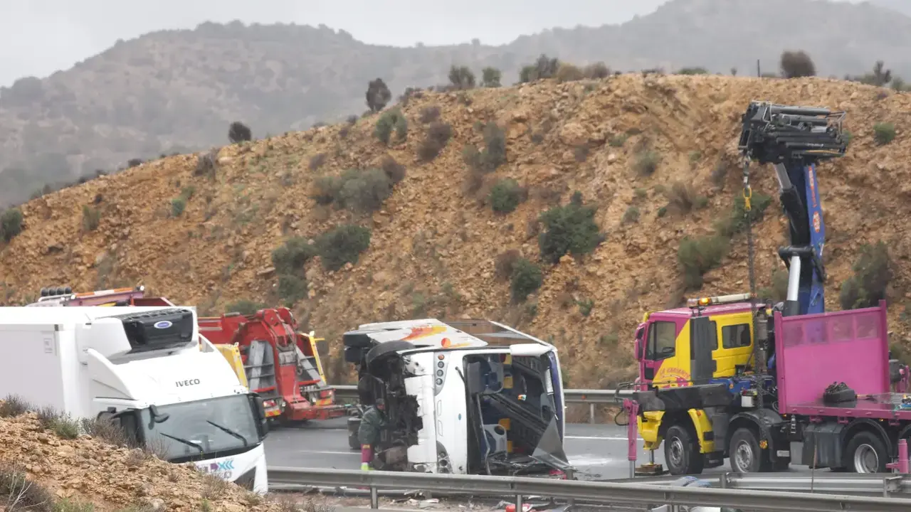 Imagen de archivo de un accidente de tráfico con un autobús implicado