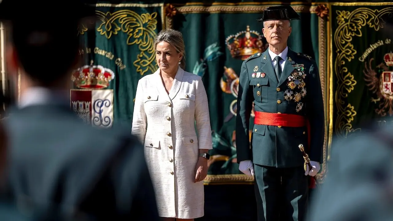 La delegada del Gobierno en Castilla-La Mancha, Milagros Tolón (i), y el coronel jefe de la Comandancia de la Guardia Civil de Toledo, José María Gil Armario (d), durante el acto conmemorativo del 181 aniversario de la fundación de la Guardia Civil - EFE/Ismael Herrero