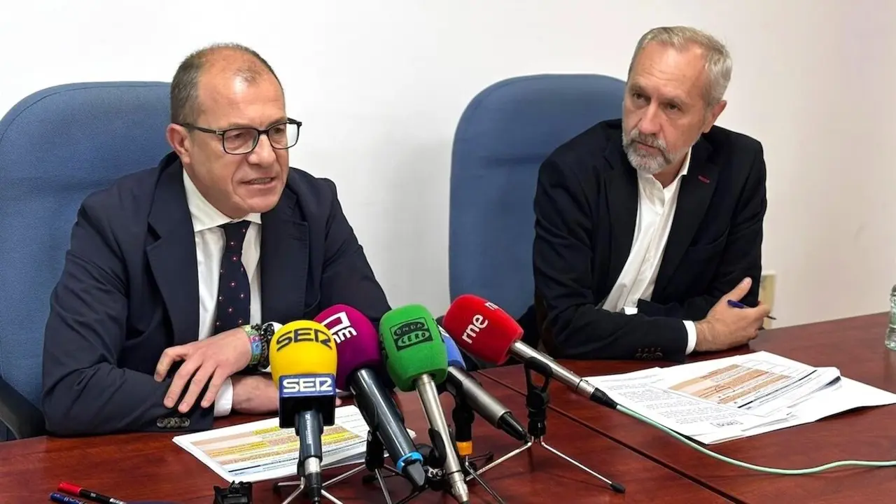 El secretario general de CEOE-Cepyme Cuenca, Ángel Mayordomo, y el director del Departamento Jurídico de la Confederación de Empresarios, Jesús Hontana, han informado en rueda de prensa sobre el proceso electoral