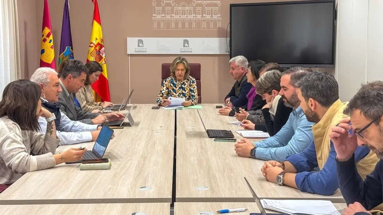 La alcaldesa de Guadalajara, Ana Guarinos, preside la reunión de la Junta de Gobierno Local