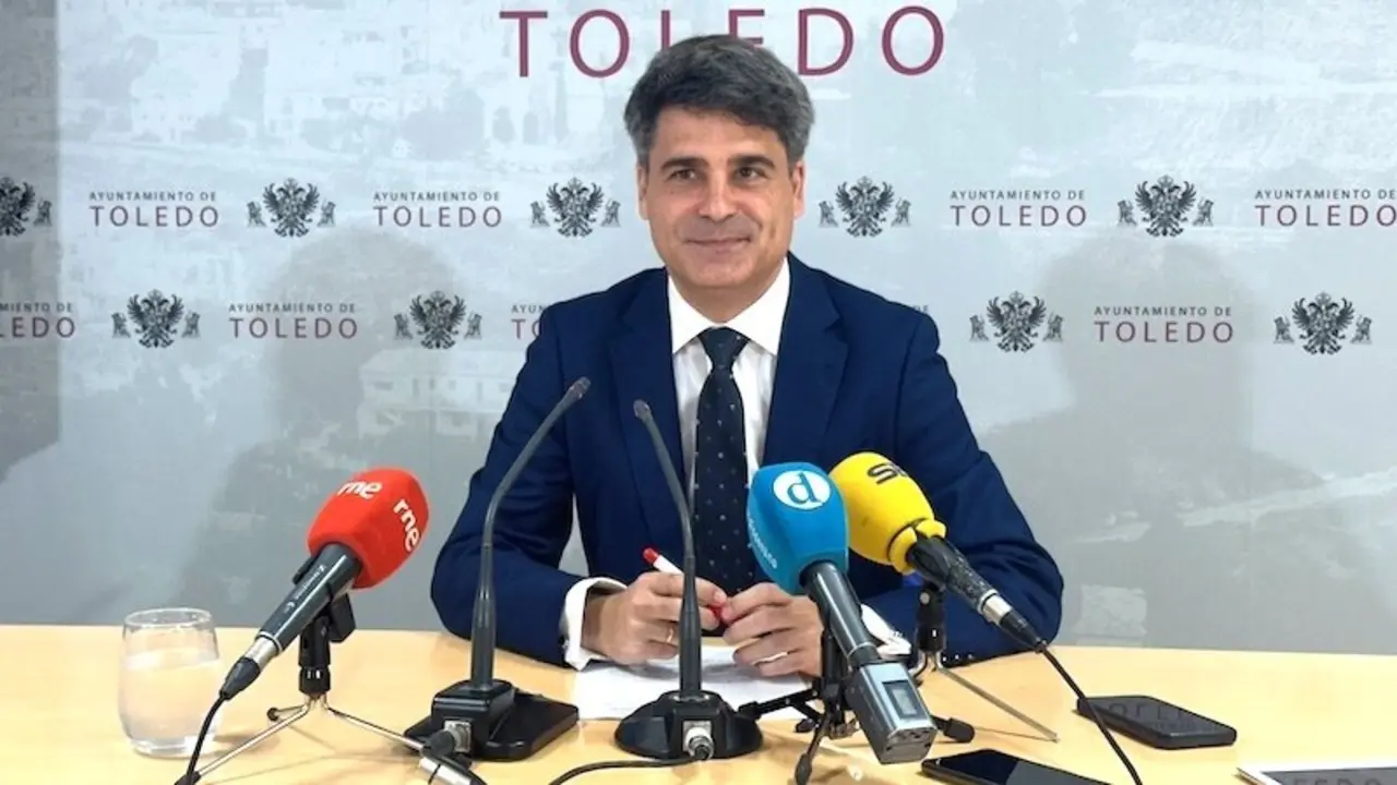 El concejal de Hacienda, Participación Ciudadana y Fondos Europeos de Toledo, Juan José Alcalde, durante la rueda de prensa que ha ofrecido