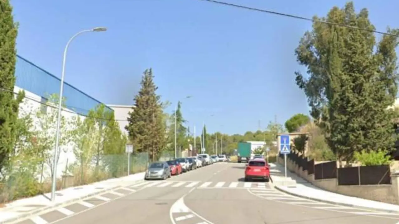 Muere al caer con el coche al patio de una empresa y no lo encuentran hasta otro día