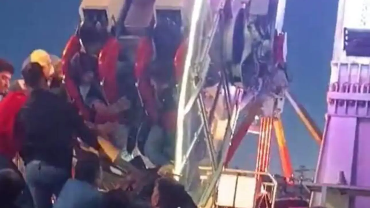 VIDEO. Dos jóvenes heridas al quedarse con las piernas atrapadas en una atracción