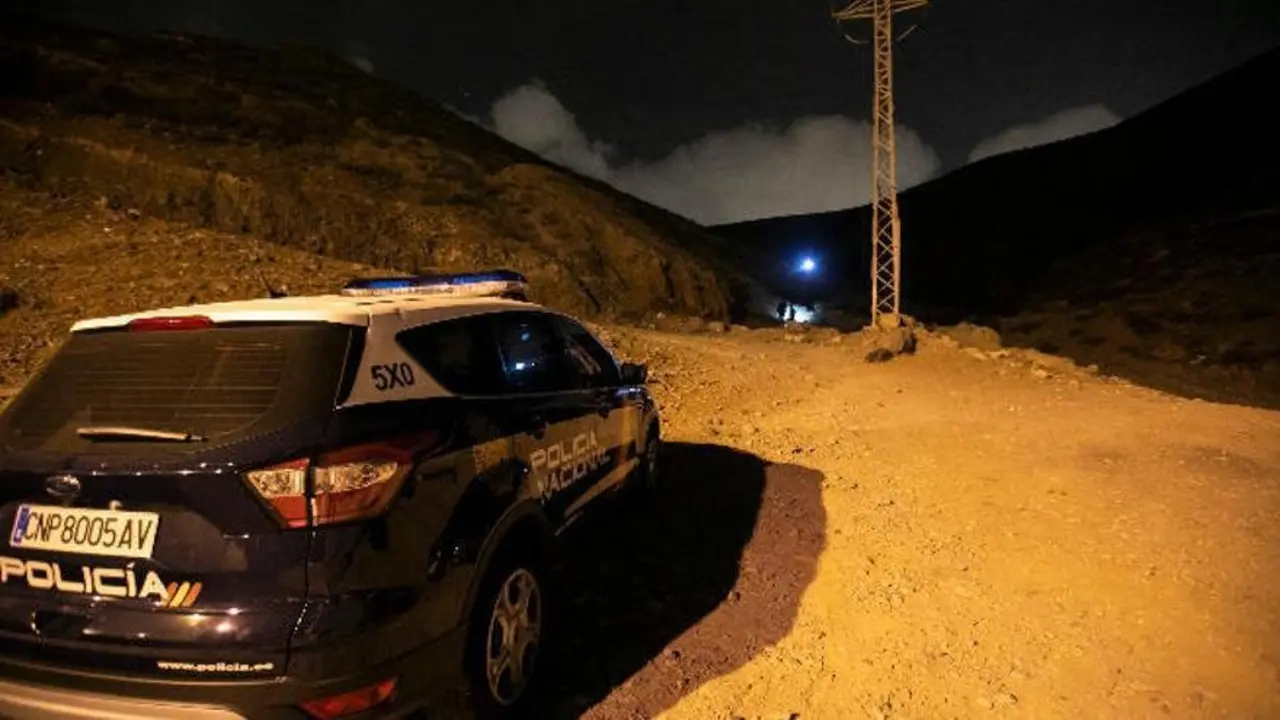 policía nacional, patrulla, detenido, cadáver, reyerta, camino rural, descampado, paraje, crimen
