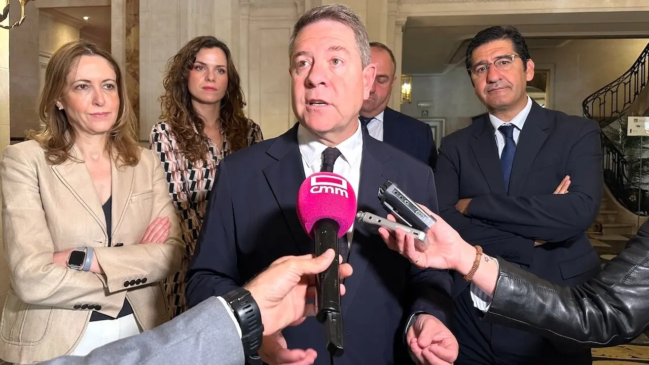 El presidente de Castilla-La Mancha, Emiliano García-Page, atendiendo a los medios de comunicación este miércoles en Bruselas