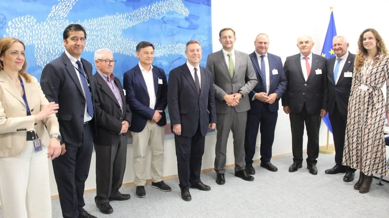 El presidente de Castilla-La Mancha, Emiliano García-Page, se reúne acompañados de los representantes de las organizaciones agrarias con el Comisario de Agricultura y Alimentación, Christophe Hansen, en el Parlamento Europeo
