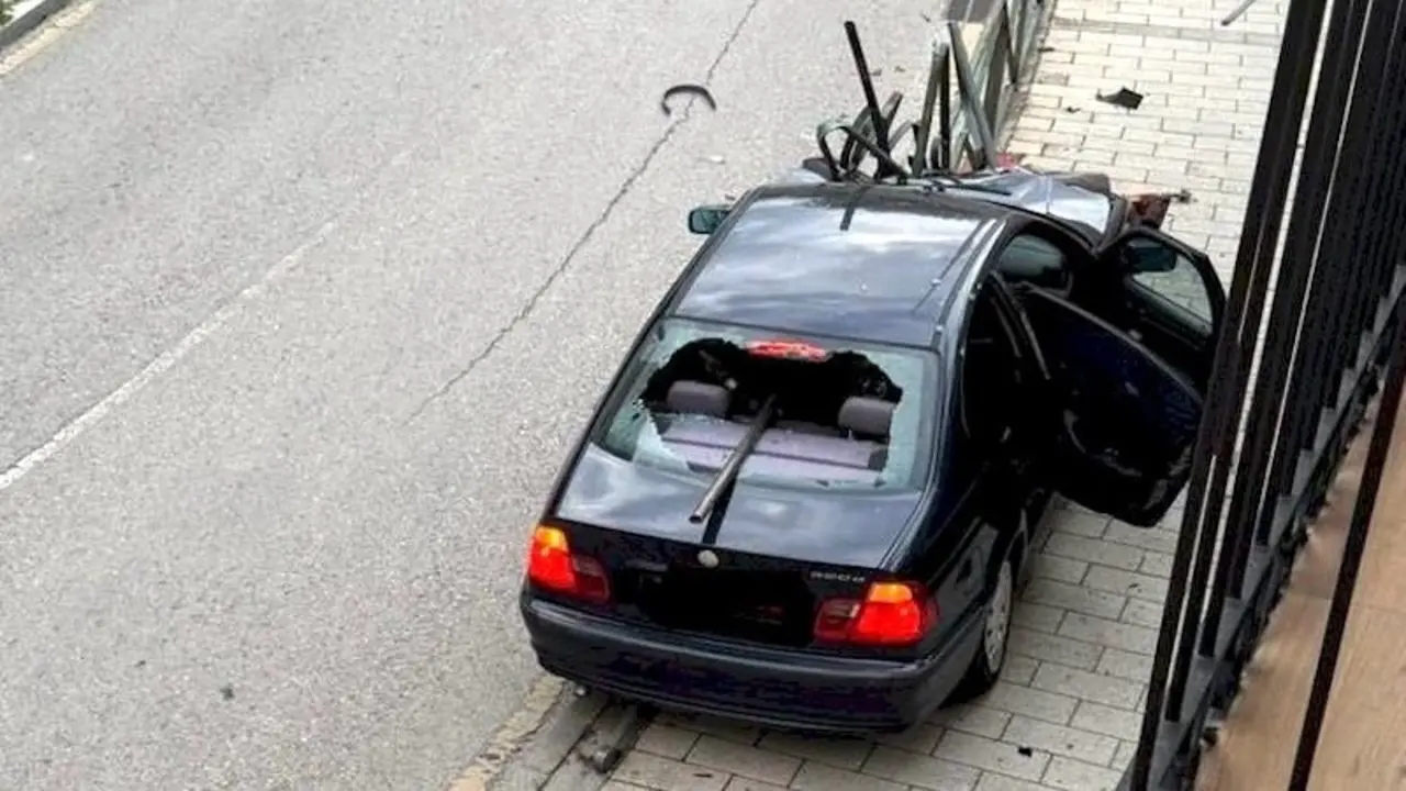 Muere una joven al salirse de vía y chocar su coche contra una valla en Cuenca - Fotografía: Las Noticias de Cuenca
