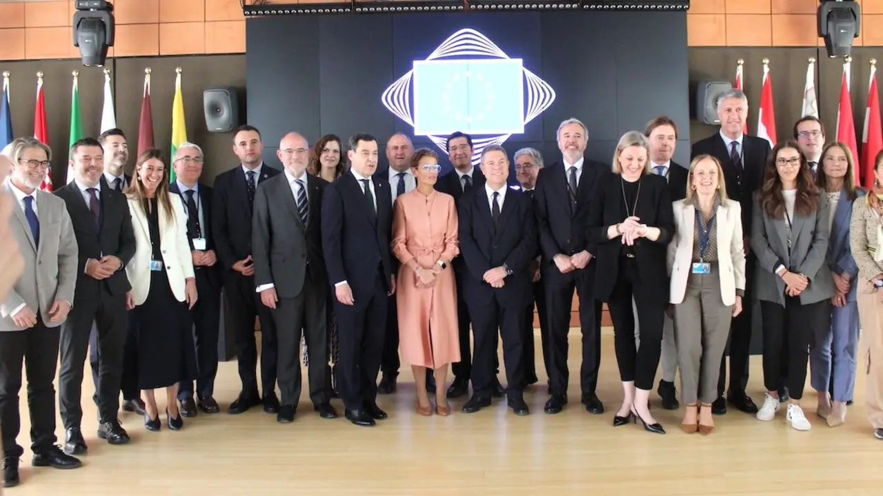 El presidente de Castilla-La Mancha, Emiliano-García-Page, mantiene un encuentro, en Bruselas, con los representantes del Comité de la Regiones