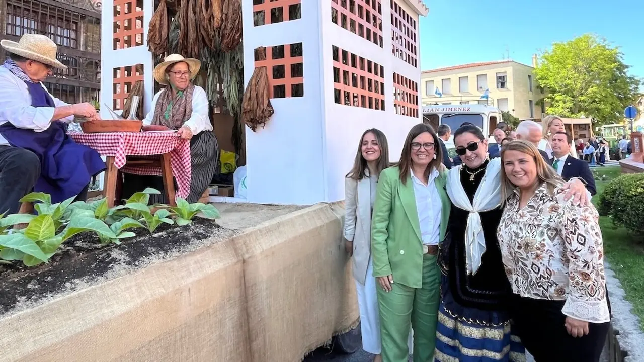 La consejera portavoz del Gobierno de Castilla-La Mancha, Esther Padilla, ha acudido al tradicional desfile con motivo de la festividad de San Isidro en la ciudad de Talavera de la Reina (Toledo)