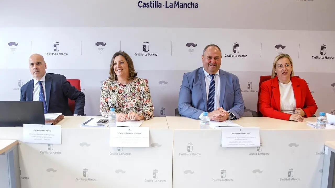 La consejera de Economía, Empresas y Empleo, Patricia Franco, y el consejero de Agricultura, Ganadería y Desarrollo Rural, Julián Martínez Lizán, presiden la reunión constitutiva del Observatorio Regional de Impacto de los Aranceles