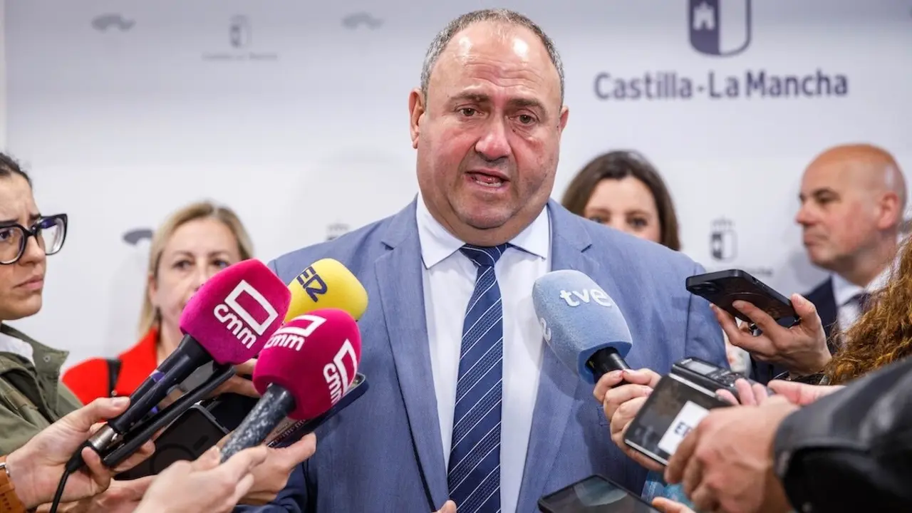 El consejero de Agricultura, Ganadería y Desarrollo Rural, Julián Martínez Lizán, atendiendo a los medios de comunicación este jueves en Toledo