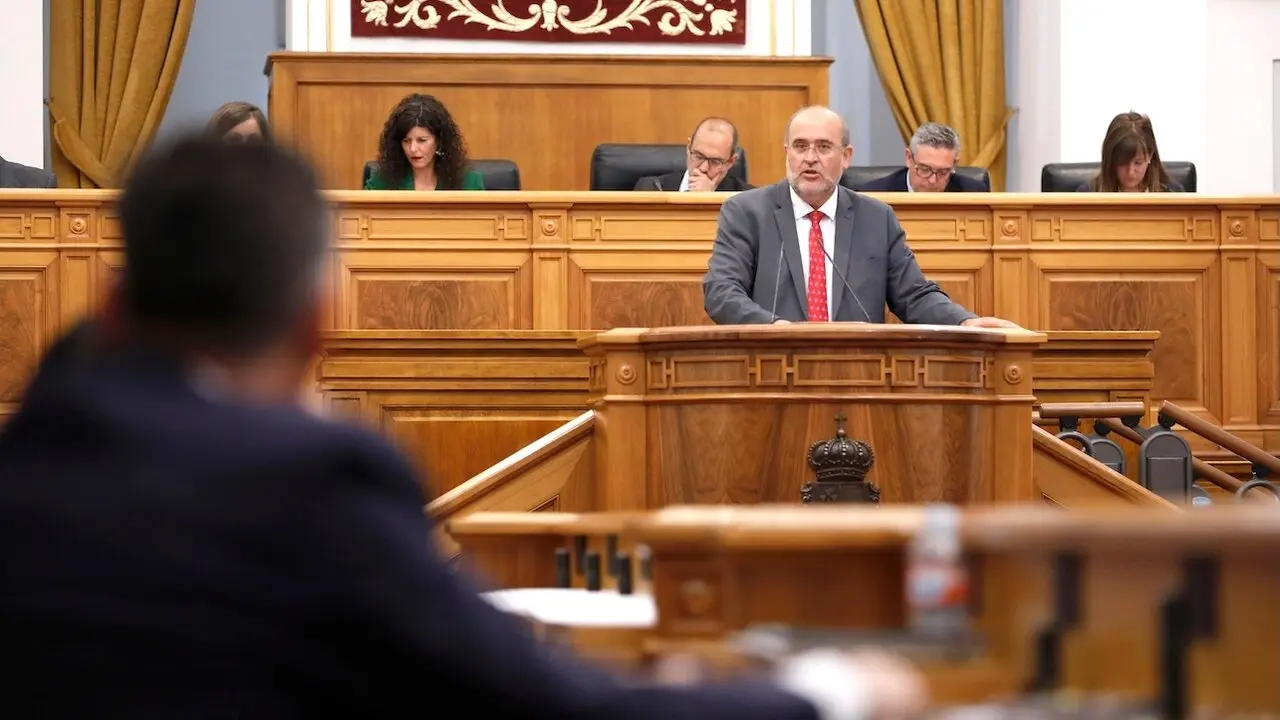 El vicepresidente primero del Gobierno de Castilla-La Mancha, José Luis Martínez Guijarro, durante su intervención en el Pleno de las Cortes regionales